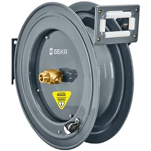 GEKA Schlauchtrommel plus PA20 - Automatischer Schlaucheinzug - Schlauchhalter zur Wandmontage mit automatischem Einzug und Platz für bis zu 25 m Schlauch. Robuste Stahlkonstruktion, ideal für langlebige Nutzung im Garten oder bei der Autopflege.