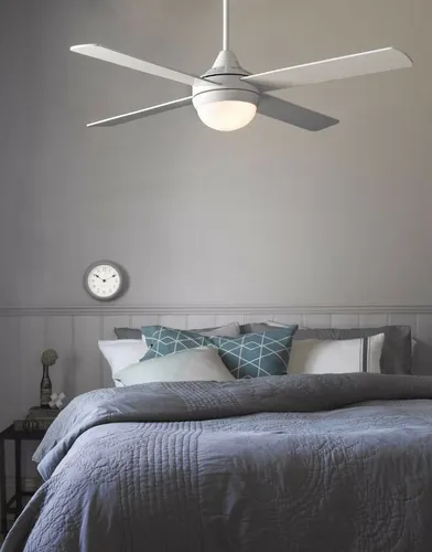 Deckenventilator Airfusion Airlie mit Licht und Fernbedienung 122 cm - Moderner Deckenventilator mit 4 Flügeln und integrierter Beleuchtung. Ideal für Wohnräume, einfach per Fernbedienung steuerbar und mit Reversefunktion für ganzjährige Nutzung.