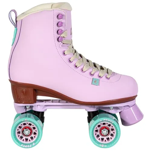 Chaya Melrose Lavender Roller Skates - Stylische Rollschuhe im Retro-Style, hergestellt aus komfortablen veganen Materialien und ausgestattet mit 61mm/78A Rollen für ein optimales Fahrgefühl.