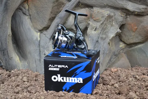 Okuma Altera ATE 20 Spinnrolle - Angelrolle für Salzwasser und Süßwasser, ideal für Forelle, Barsch und Zander, mit 3+1 Kugellagern und effektiver Frontbremse für präzises Angeln.