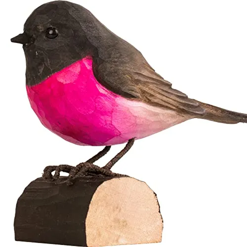 WILDLIFEGARDEN DecoBird Rosaschnäpper - Handgeschnitzte Holzfigur - Dekorative Vogelfigur aus Lindenholz, handgeschnitzt und umweltfreundlich bemalt. Perfekt für Garten und Terrasse, bringt schwedisches Design und Naturverbundenheit in Ihr Zuhause.