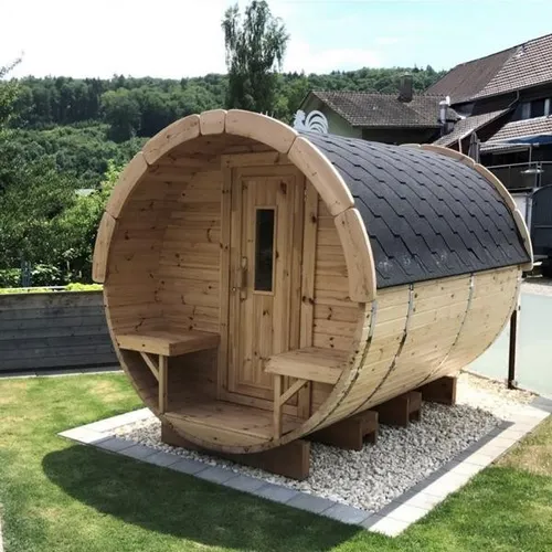 Holzfassauna Saunafass Naturfasssauna für den Garten - Geräumige Outdoor-Sauna für 6 Personen aus massivem Kiefernholz. Perfekt für entspannende Wellness-Momente im eigenen Garten. Qualität und Design vereint für eine angenehme Atmosphäre.