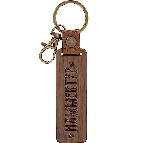 GRUSS & CO Schlüsselanhänger Holz Motiv Hammer | Anhänger aus Walnussholz mit Gravur Hammertyp, inkl. Karabiner | 48345
