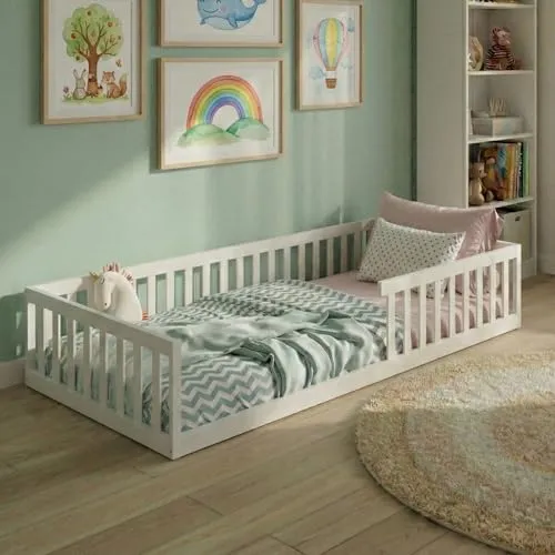 Kids Collective Kinderbett mit Rausfallschutz - Montessori Bodenbett für Kinder, fördert Selbstständigkeit und motorische Fähigkeiten. Hergestellt aus regionalen Materialien, stabil mit Lattenrost und individuell anpassbarem Rausfallschutz.