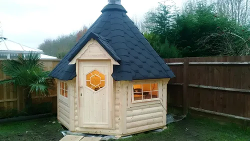 Grillkota Hütte Grillhaus Kota - Skandinavisches Gartenhaus, isoliert und abschließbar, ideal für Grillabende im Freien. Maße: 2,86 m Breite, 3,12 m Höhe, inklusive Boden aus Holz.