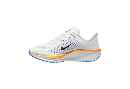Nike QUEST 6 Laufschuh orange|weiß 46 EU - Sportlicher Laufschuh mit atmungsaktivem Obermaterial und ComfiRide-Technologie für hohen Tragekomfort. Ideal für neutrale Pronation und vielseitigen Einsatz beim Laufen.