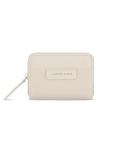 Kapten & Son Bergen Pro Wallet Small Sandstone – Damen Geldbörse - KOMPATIBLE & STILVOLLE GESTALTUNG: Die Kapten & Son Geldbörse bietet Platz für 8 Karten und Kleingeld in einem kompakten Format. Hergestellt aus wasserabweisendem Material, ist sie der perfekte Begleiter für jeden Anlass.