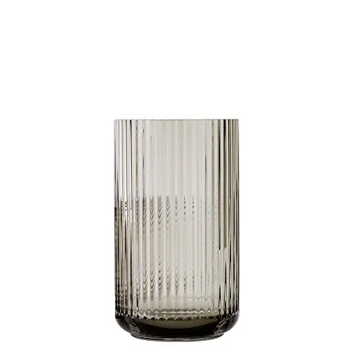 Lyngby Porcelæn Vase H25 cm aus mundgeblasenem Glas - Vasen, Zeitloses Design und ein echter Designklassiker, ideal für minimalistische Wohnräume. Die 25 cm hohe Vase aus grau-mundgeblasenem Glas ist ein stilvolles Deko-Element.
