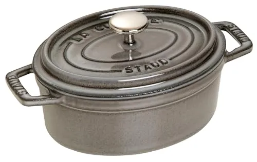 STAUB Gusseisen Bräter Oval 17 cm - Hochwertiger ovaler Bräter aus emailliertem Gusseisen mit 1 L Volumen, ideal für alle Herdarten inkl. Induktion. Die Aromaregen-Funktion sorgt für optimale Befeuchtung und saftige Ergebnisse.