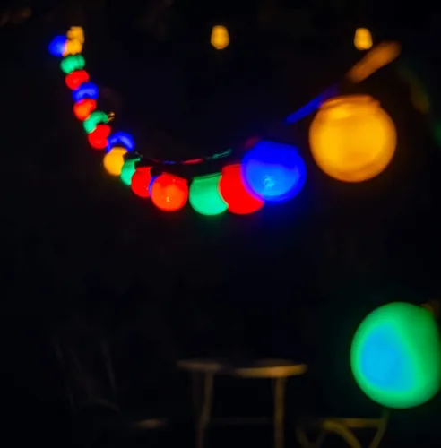 Party Lichterkette, LED, bunt 9,5m mit 20 großen Kugeln - Wetterfeste LED Party-Lichterkette für Innen und Außen, ideal für Geburtstagsfeiern und Hochzeiten – 20 große Kugeln sorgen für eine festliche Atmosphäre.