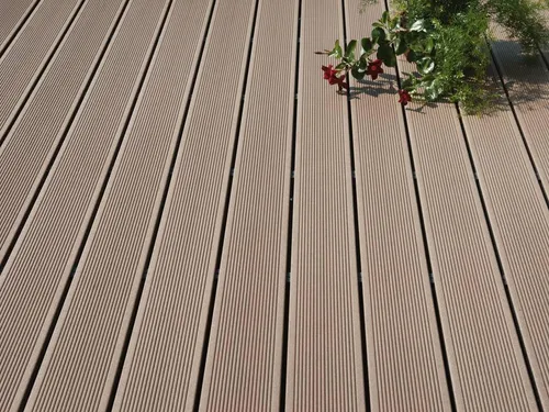 MEGAWOOD WPC Terrassendiele Nussbraun 140x24 mm, 4,80 m - Hochwertige WPC Terrassendiele in Nussbraun von MEGAWOOD, ideal für pflegeleichte und langlebige Terrassen. Die Dielen sind wetterfest und bieten optimalen Komfort im Barfußbereich – perfekt für Ihre Außengestaltung.