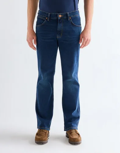 Wrangler Jeans Herren Stretch Bootcut Jacksville – Denim Blue - Die Wrangler Bootcut Jeans bietet eine perfekte Passform mit angenehmem Stretch für optimale Bewegungsfreiheit. Ideal für Arbeit, Freizeit und Urlaub, in modischem Classic Blue.