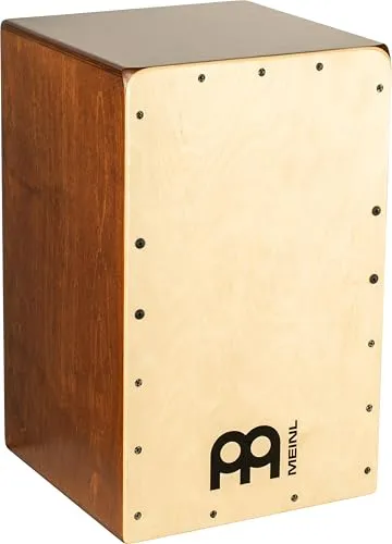 Meinl Snarecraft Cajon 100 Baltic - Percussion Cajon mit baltischer Birke Frontplatte und 7-lagigem Korpus, bietet ein komfortables Spielgefühl durch abgerundete Ecken und rutschfeste Gummifüße.