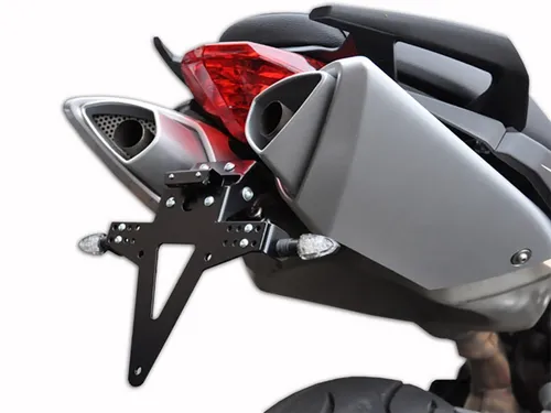 ZIEGER Kennzeichenhalter Classic für Aprilia SL 750 Shiver - Robuster Kennzeichenhalter für Aprilia SL 750 Shiver BJ 2007-16, pulverbeschichtet in Schwarz. Verstellbarer Neigungswinkel und einfache Montage ohne Verkleidungsänderungen. Ideal für sportliche Optik und hohe Witterungsbeständigkeit.