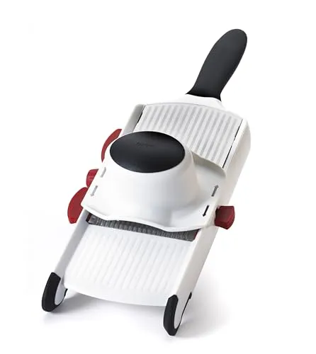 CUISIPRO SGT Mandoline | Vielseitige Edelstahl-Reibe mit Handschutz - Praktische Mandoline für präzises Schneiden in verschiedenen Stärken. Ideal für Gemüse, mit rutschfestem Softtouchgriff und spülmaschinengeeignet. Perfekt für kreative Küchenschnitte.