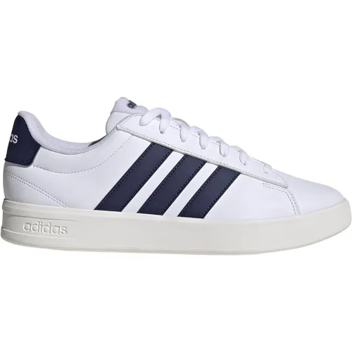 adidas Grand Court 3.0 Schuhe – Stilvolle Sneakers für jeden Anlass - Die adidas Grand Court 3.0 Schuhe in Weiß und Dunkelblau bieten zeitlosen Stil und hohen Tragekomfort. Ideal für Freizeit und Sport, mit strapazierfähigem Obermaterial für langanhaltende Freude an jedem Schritt.