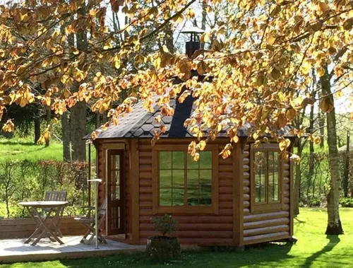 Pavillon Laube Hütte Grillhaus Feuerhütte - Kompakter Pavillon mit robustem Holzrahmen und wasserresistentem Dach. Ideal für Gartenpartys und entspannte Grillabende. Maße: 3,77 x 3,77 x 3,4 m, mit 2 Jahren Herstellergarantie.