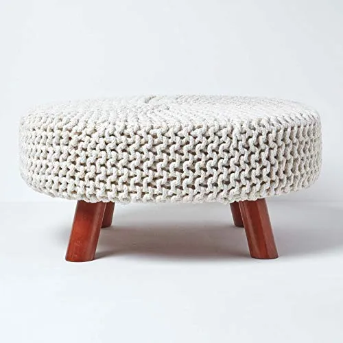 Homescapes Niedriger Runder Strickhocker mit Holzbeinen - Eleganter Strickhocker in Naturfarbe, handgefertigt aus 100% Baumwolle. Größe: 62 x 62 x 30 cm. Ideal als Fußhocker oder Beistelltisch, kombinierbar mit verschiedenen Farben und Größen für jeden Wohnstil.