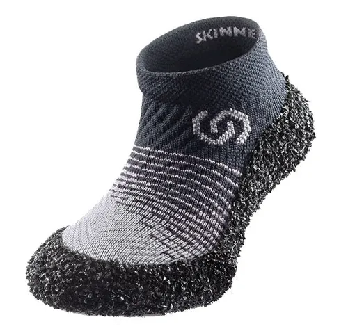 Skinners 2.0 Kinder Sockenschuhe - Grau - 26/27 - Sportsocken für Kinder, flexibel und bequem wie Barfußschuhe, ideal für drinnen und draußen.