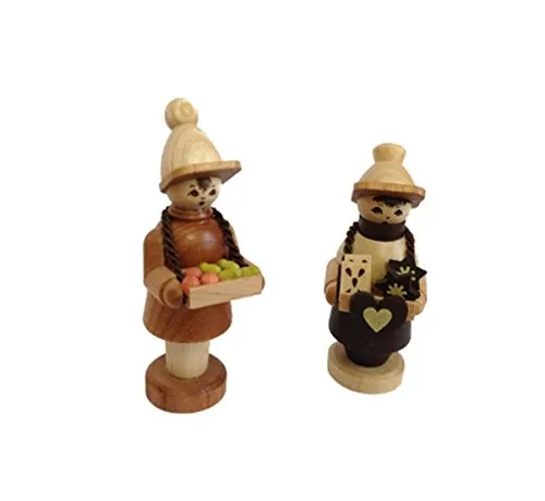 Rudolphs Schatzkiste Miniaturfigur Markthändler 7 cm - Entdecken Sie die filigrane Holzfigur des Markthändlers aus dem Erzgebirge. Ideal als Deko für Weihnachten oder als Blickfang im Büro, bringt sie traditionellen Charme in Ihr Zuhause. Lieferung im stabilen Karton.