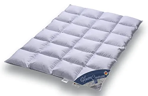 Vitaschlaf Daunenbettdecke Haute Couture - Luxuriöse Bettdecke aus 100% Baikal Schneedaunen, allergikergeeignet und Made in Germany. Genießen Sie höchsten Schlafkomfort und optimale Feuchtigkeitsregulation.