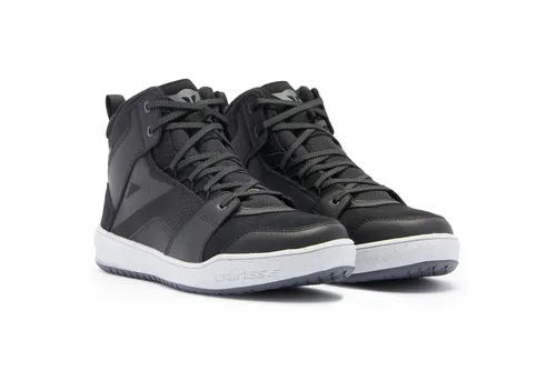 Dainese Suburb D-WP S26, wasserdichte Motorradschuhe - Schwarz/Weiß/Dunkelgrau - 46 EU - Die Dainese Suburb D-WP S26 sind bequeme, wasserdichte Motorradschuhe mit optimaler Stabilität und Griffigkeit. Das Sneaker-Design sorgt für Vielseitigkeit im Alltag und die innovative Sohle garantiert Komfort beim Fahren und Gehen.