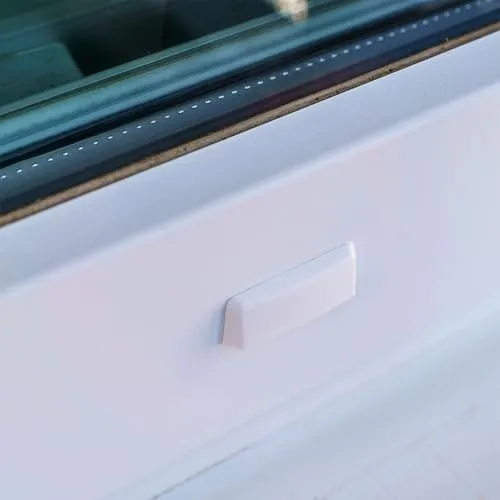 Fensterschlitzkappen - Abdeckung für Fensterfräsungen - Praktische Wasserschlitzkappen für Kunststoff- und Aluminiumfenster. Einfach zu installieren, langlebig und in Weiß (RAL 9016). 12 Stück für Schlitzfräsungen von 24 bis 35 mm.