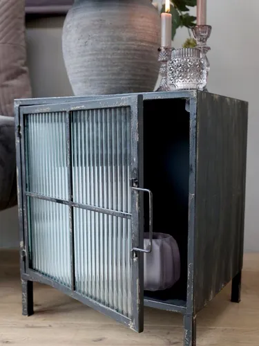 Chic Antique Kommode mit geriffelter Glastür von Chic Antique