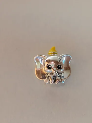 PANDORA Disney Dumbo Charm-Anhänger aus Sterling Silber - Bead Charms für Damen, handverarbeitetes Sterling-Silber mit liebevollen Details und gelber Mütze, perfekt für Disney-Fans und Schmuckliebhaber.