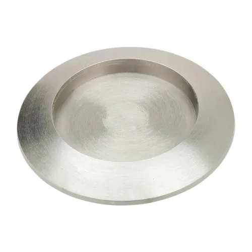 Kerzenteller Ø14cm aus Messing - Moderner Kerzenhalter für stilvolle Tischdeko - Kerzenständer & Teelichthalter, handgeformt aus gebürstetem Messing, ideal für verschiedene Kerzenarten und perfekte Tischdekoration für besondere Anlässe.