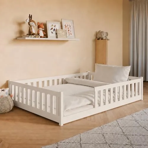 Kinderbett Bodenbett 140x200 cm mit Rausfallschutz – Montessori Design - Stylisches Kinderbett mit Rausfallschutz für sicheren Schlaf. Das Bodenbett fördert die Selbstständigkeit und schafft eine gemütliche Rückzugsmöglichkeit. Ideal für das Kinderzimmer, aus robustem Kiefernholz gefertigt.