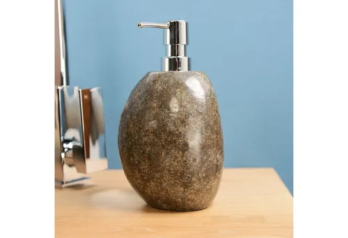 wohnfreuden Seifenspender Naturstein poliert, 1720 - Eleganter Seifenspender aus handgefertigtem indonesischem Flußstein, 15 cm hoch, 180 ml Fassungsvermögen. Ein Unikat, das durch seine natürliche Struktur und schlichte Eleganz Ihr Bad aufwertet.