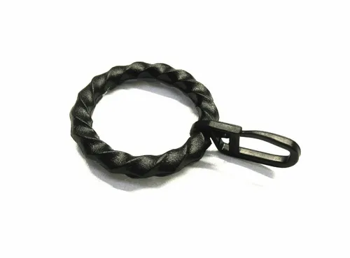 rewagi Gardinenring mit Faltenhaken, schwarz - Hochwertige Gardinenringe für Schmiedeeisengarnituren, gedreht aus Kunststoff, ideal für Vorhänge und Seitenschals. Ringdurchmesser: innen Ø 28 mm, außen Ø 38 mm, passend für Stangen Ø 16-20 mm.