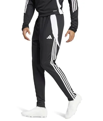 Adidas TIRO 24 JOGGINGHOSE - schwarz - Trainingshose aus weichem Material mit flauschiger Innenseite, ideal für Entspannung nach dem Fußball. Rippbündchen und Reißverschlusstaschen für zusätzlichen Komfort und praktische Aufbewahrung.