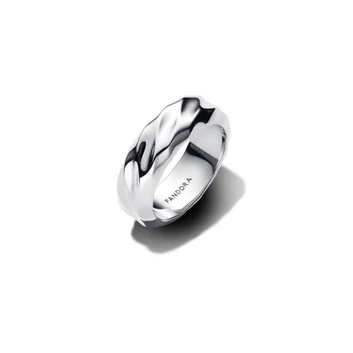 Pandora Gewellter Breiter Band-Ring aus 14 Karat Vergoldung - Ringe für Damen, handgefertigt mit einem markanten gewellten Design – ein stilvolles Statement für Individualität und Selbstentfaltung.