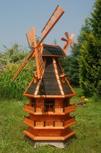 XXL Windmühle aus Holz, 1,50m Höhe, drehbar und imprägniert - Diese dekorative Gartenwindmühle ist 1,50 m hoch und 360° drehbar. Mit einer robusten, imprägnierten Holzstruktur und einer spannenden Flügelspannweite von 100 cm bringt sie Leben in jeden Garten.