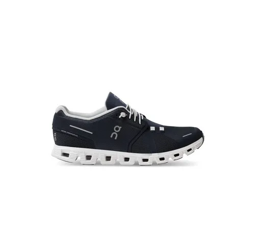 On Cloud 5 Herren Laufschuhe - Dunkelblau (10,5 US, 44.5 EU) - Laufschuhe mit atmungsaktivem Mesh, Speedboard® für Energieumwandlung und verbesserter Passform für maximalen Komfort. Ideal für den ganzen Tag und aus 44% recycelten Materialien.