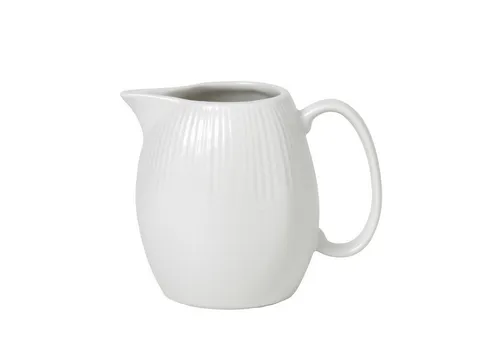 Broste Copenhagen Sandvig Milchkanne - Geschirr aus hochwertigem Porzellan, spülmaschinen- und mikrowellengeeignet. Die elegante Sandvig Milchkanne bringt nordische Schönheit auf Ihren Tisch und ist perfekt für die Milch beim Kaffee.