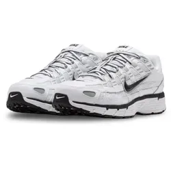 Nike P-6000 White Metallic Silver Black - 37.5 - Der Nike P-6000 White Metallic Silver Black vereint klassischen Running-Stil mit modernem Streetwear-Charme. Mit seinem einzigartigen Design und bequemer Dämpfung ist er ideal für den Alltag – vielseitig kombinierbar und immer ein Hingucker.