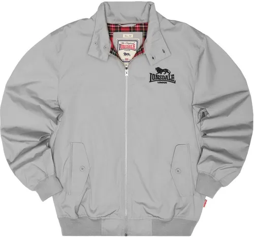 Lonsdale Allwetterjacke CLASSIC - Die Lonsdale Allwetterjacke CLASSIC kombiniert schlichtes Design mit praktischen Details. Mit kontrastfarbener Logo-Stickerei und zahlreichen Taschen ist sie ideal für sportliche Freizeit-Outfits.