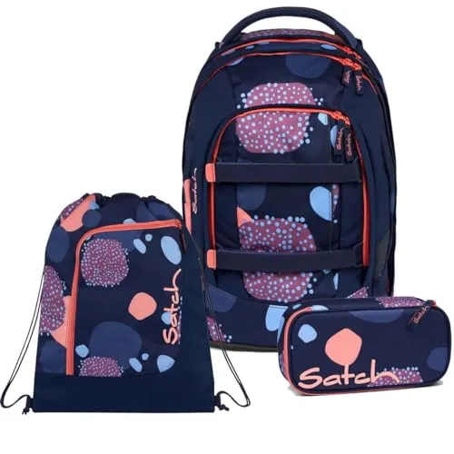 Satch Pack Schulrucksack Set 3tlg. inkl. Schlamperbox und Sportbeutel (Coral Reef) - Vielseitiges Schulrucksack Set mit Sportbeutel und Schlamperbox. Maße: 45 x 30 x 22 cm, Volumen: 30 Liter. Reflektierende Elemente erhöhen die Sichtbarkeit und Sicherheit im Verkehr. Ideal für einen nachhaltigen Alltag.