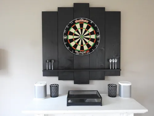 WDS Dartscheibe WOODEN Dartboard Surround - Premium Dart-Wandschutz in Schwarz, schützt Ihre Wände und bietet optionalen Tablet-Halter für zusätzlichen Komfort.
