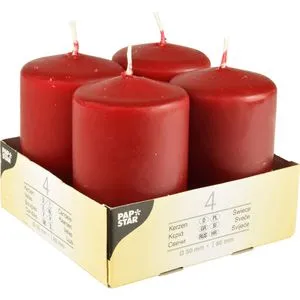 Bordeaux Stumpenkerzen 4 Stück Ø 50 mm - Hochwertige bordeauxfarbene Stumpenkerzen mit einer Brenndauer von 16 Stunden. Ideal für stimmungsvolle Abende und festliche Anlässe. Duftfrei und aus robustem Paraffin gefertigt.