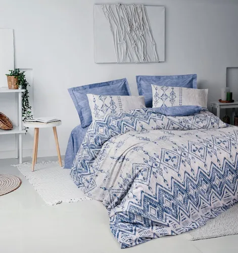 L'Essentiel Cleo King-Size-Bettbezug-Set in Blau, 240 x 220 cm - Erleben Sie ultimativen Komfort mit unserem 100 % Baumwolle Ranforce Bettbezug-Set. Die elegante blaue Farbe und der pflegeleichte, atmungsaktive Stoff sorgen für eine stilvolle und entspannende Schlafumgebung.