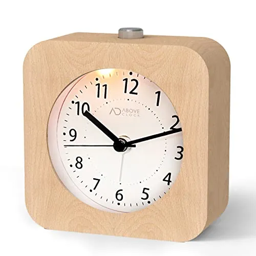 aboveClock Morgenwecker mit Batterien, Wecker aus Holz, leiser Wecker, ohne Tick-Takt, analog, beleuchtet, mit Snooze-Funktion, Wecker mit Zeigern, Alarm mit ansteigendem Ton, helles Holz