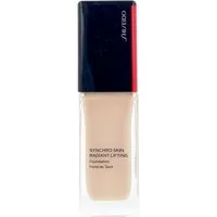 Shiseido Synchro Skin Radiant Lifting Foundation SPF30 #240 Quartz - Make-up mit strahlendem Finish, bietet Lifting-Effekt und Schutz vor UV-Strahlen, ideal für einen perfekten Teint.