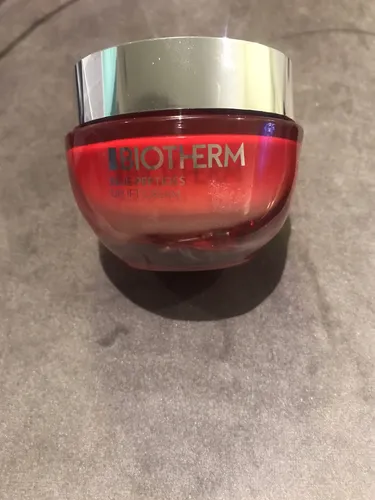Biotherm Blue Peptides Uplift Cream Rich 50 ml - Gesichtscreme für sichtbar straffere Haut mit Life Plankton und Kollagenpeptiden – reichhaltige Pflege für einen strahlenden Glow.