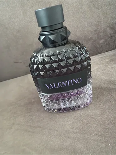 Valentino Born In Roma Uomo Purple Eau de Toilette 0.1 L - Aromatisches Eau de Toilette mit Kardamom und Lavandin, das maskuline Eleganz ausstrahlt. Ideal für den stilbewussten Mann, der Vertrauen und Individualität verkörpern möchte.