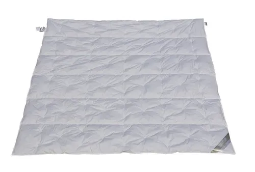 Betten Hofmann 6-Kammer Sommer Daunendecke 200x200 - Allergiker Bettdecken – Leichte, luftige Daunendecke für erholsamen Schlaf in warmen Nächten, hergestellt in Deutschland, allergikerfreundlich und waschbar bis 60°C.