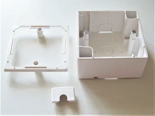Kopp Aufputzgehäuse Schalterdose arktisweiß Paris Europa - Lichtschalter, quadratisches Aufputzgehäuse in elegantem arktisweiß, ideal für Innenbereich und Unterputz-Geräte, sorgt für eine ansprechende Optik.